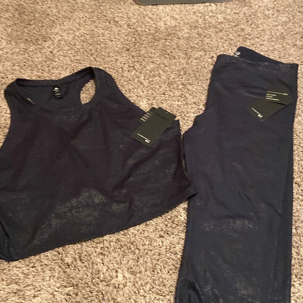 New 90 degree foil print black leggings and razor back crop tank top both XL
